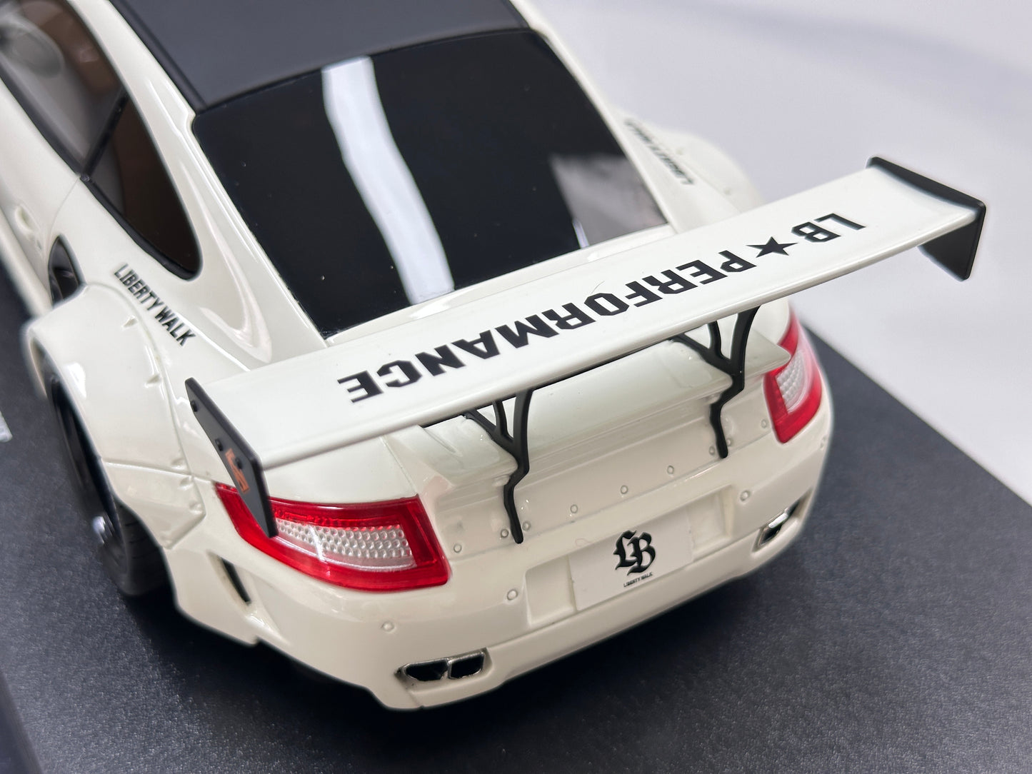 GT Spirit 1/18 Porsche LB-WORKS 997 TURBO White GT958