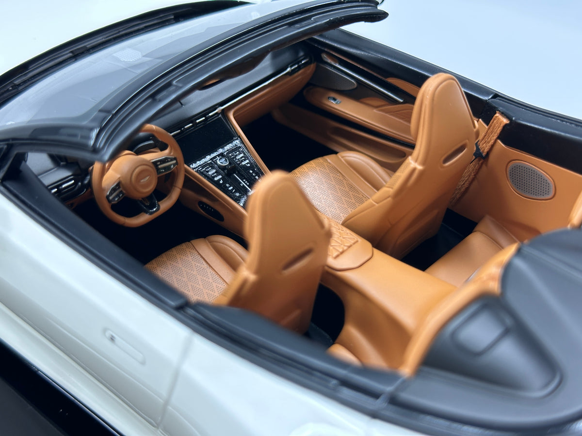 MOTORHELIX 1/18 Aston Martin DB12 Volante (Convertible) - Moonlight White - MH395