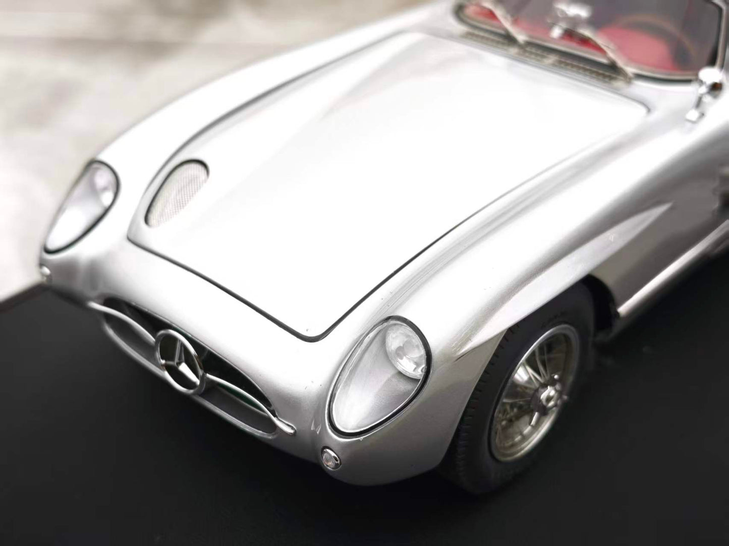 V8 MODEL 1/18 Mercedes 300SLR Silver V8001