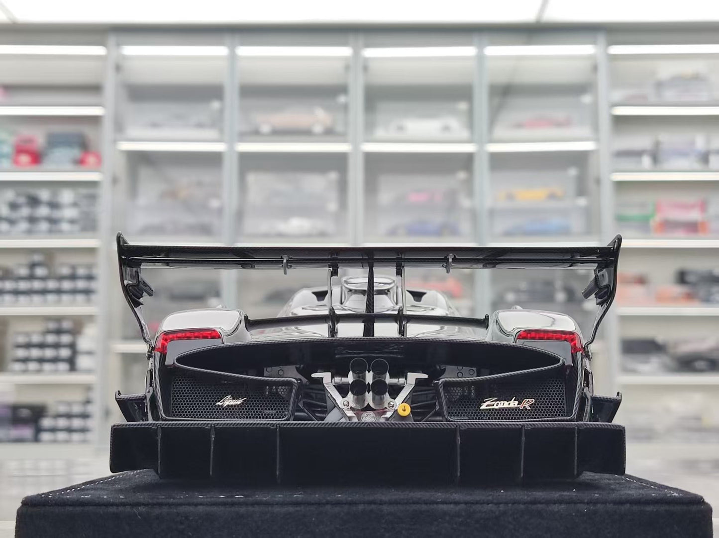 HH Model 1/18 Pagani Zonda R & Evolution Specials Black Carbon HH456