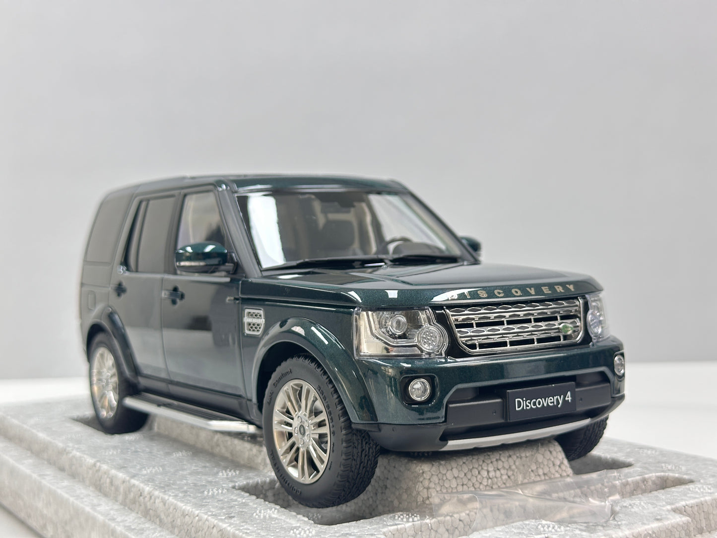 WHELART 1/18 Land Rover Discovery 4 – British Green (WH016)