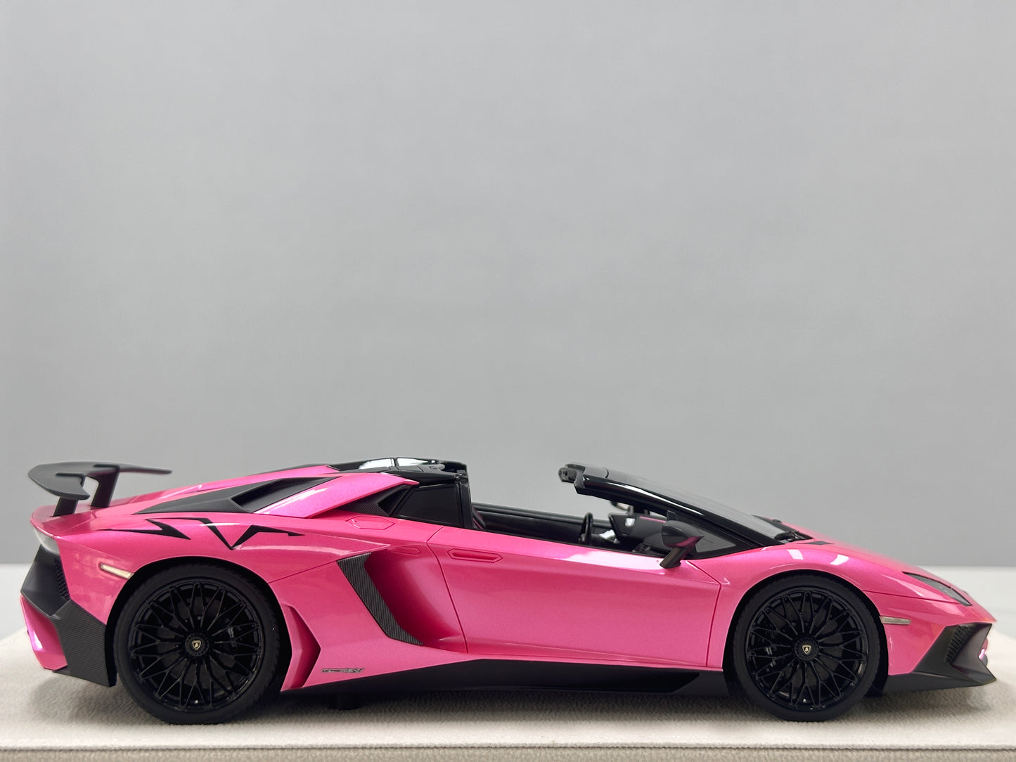MAKEUP 1/18 Lamborghini Aventador LP750-4 SV Roadster 2015 Pink EML007H
