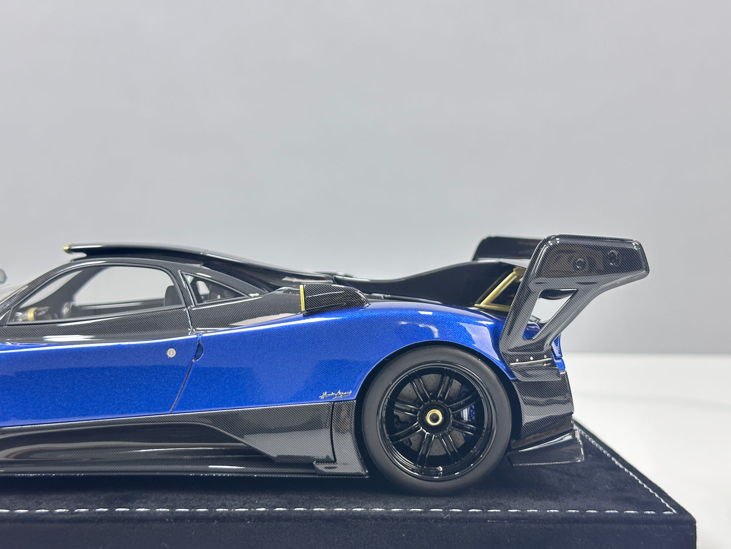 HH Model 1/18 Pagani Zonda Blue & Black Carbon Fiber HH675