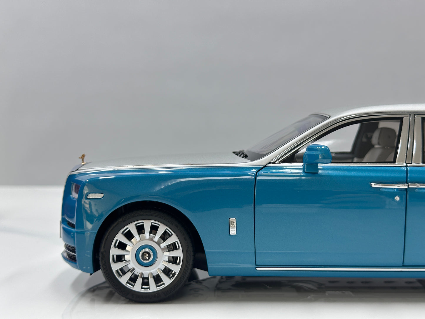 ZP 1/18 Rolls-Royce Phantom VIII – Silver/Turquoise Blue (ZP120)