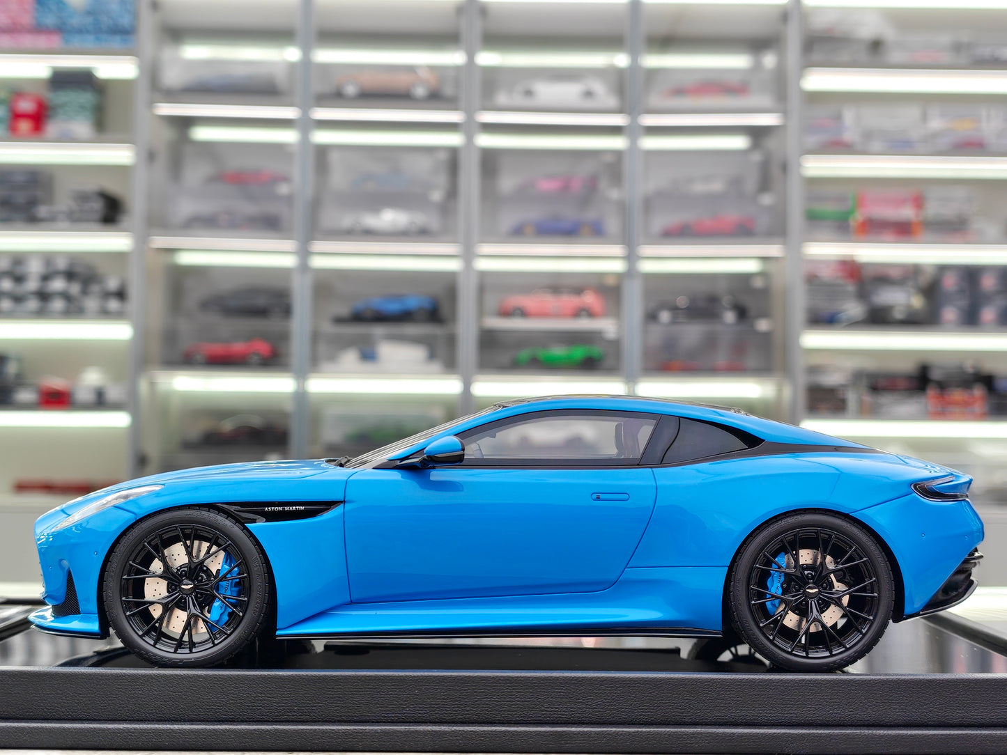MOTORHELIX 1/18 Aston Martin DB12 COUPE Blue MH330