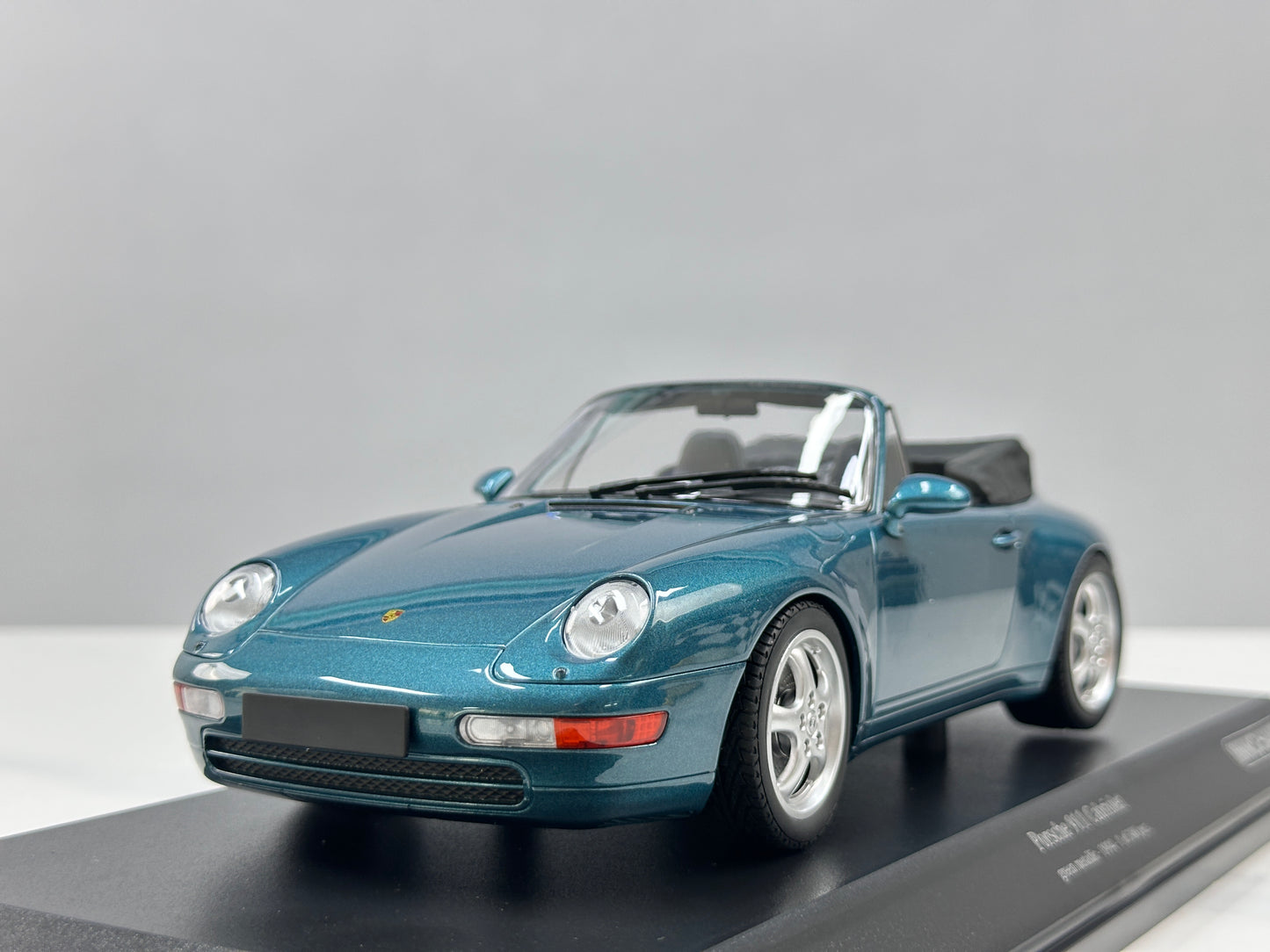 MINICHAMPS 1/18 Porsche 911 (993) Cabriolet – Metallic Green (155061132)
