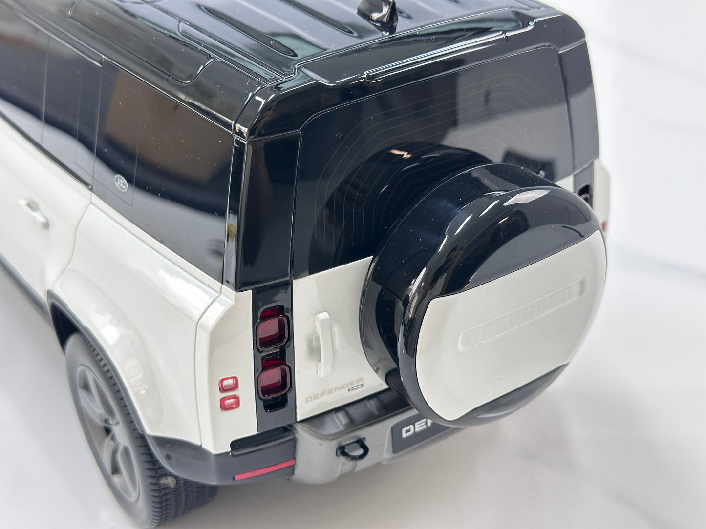 GT Spirit 1/12 Land Rover DEFENDER 110 P400X White GT554