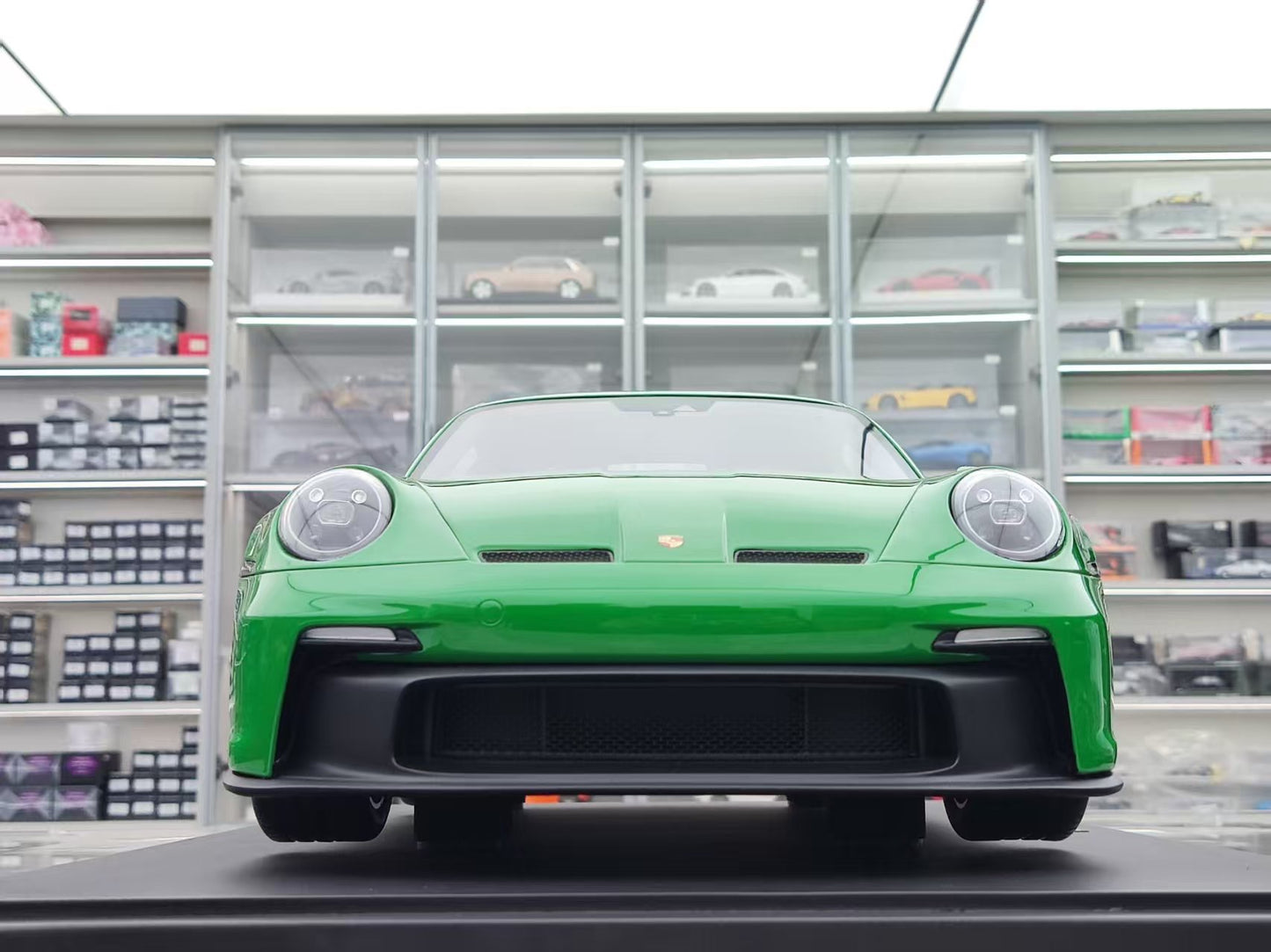 GT Spirit 1/8 Porsche 911 [992] GT3 Green GTS801601