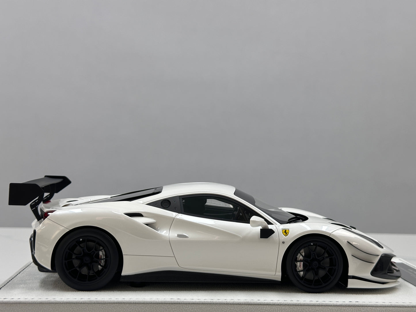GH MODEL 1/18 Ferrari 488 Challenge Evo Pearl White GH021