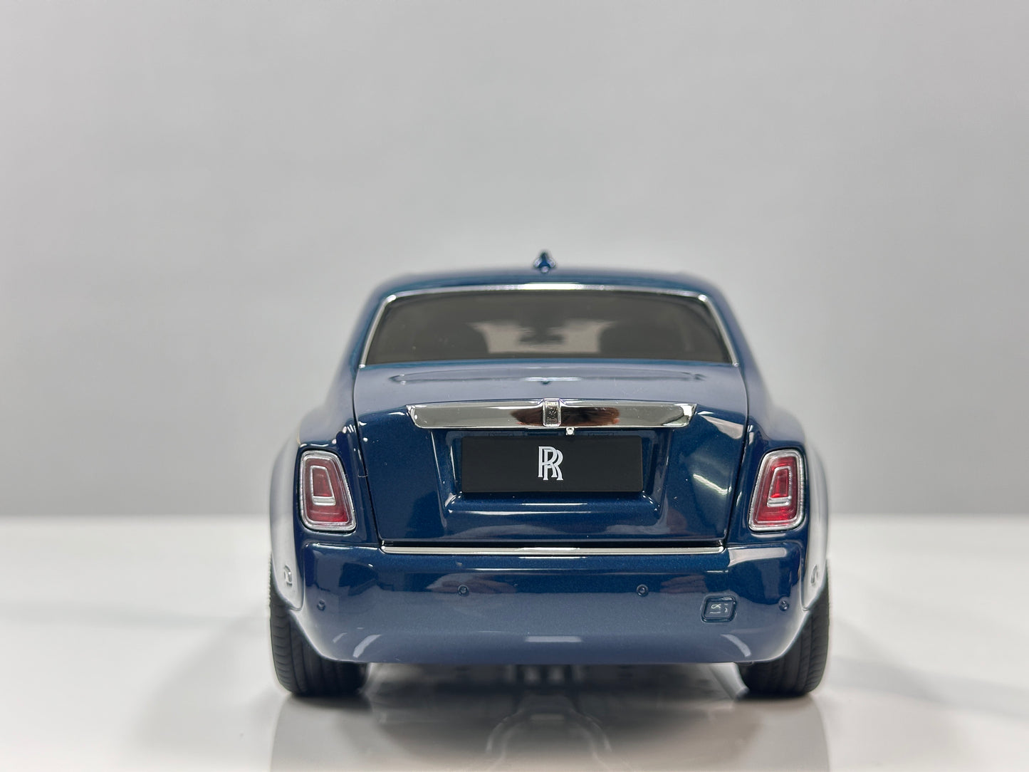 ZP 1/18 Rolls-Royce Phantom VIII (Gold Badge / Leather Suitcase Edition) – Pikes Peak Blue (ZP118)