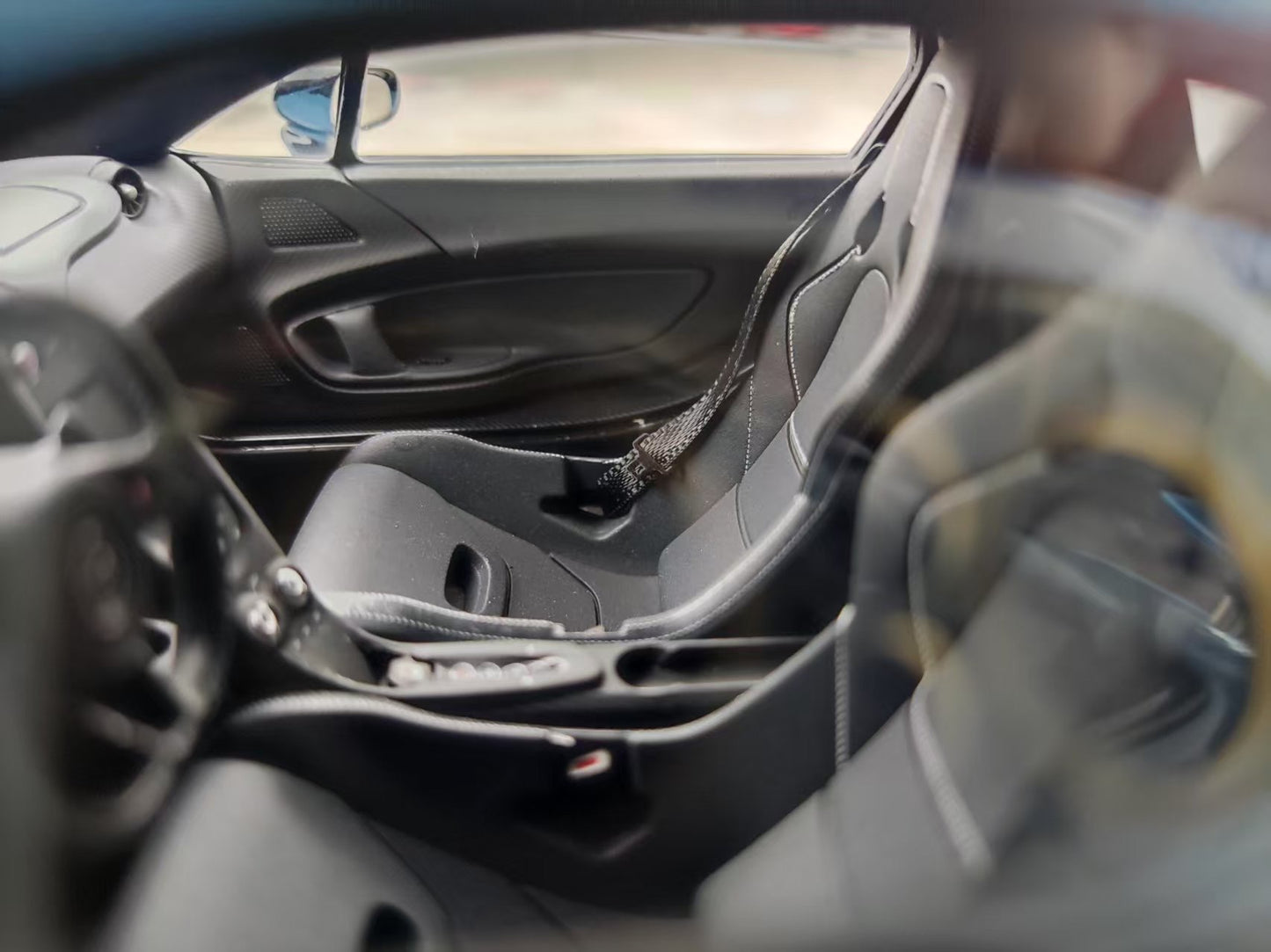 DINOMODEL 1/18 McLaren P1 Carbon Base GULE BLUE DMP006