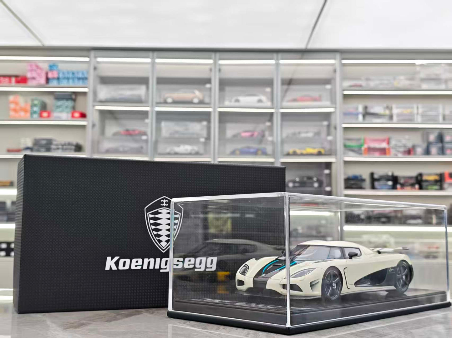 FRONTIART 1/18 Koenigsegg Agera S White with Blue Stripes FA178