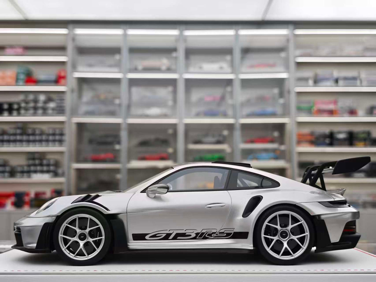 GH MODEL 1/18 Porsche 992 GT3RS GT Silver GH009