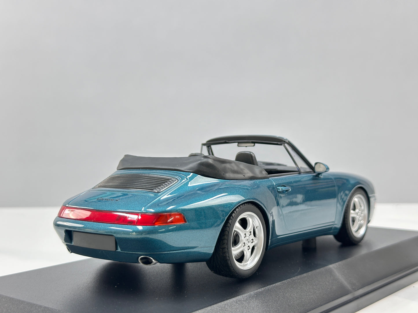 MINICHAMPS 1/18 Porsche 911 (993) Cabriolet – Metallic Green (155061132)
