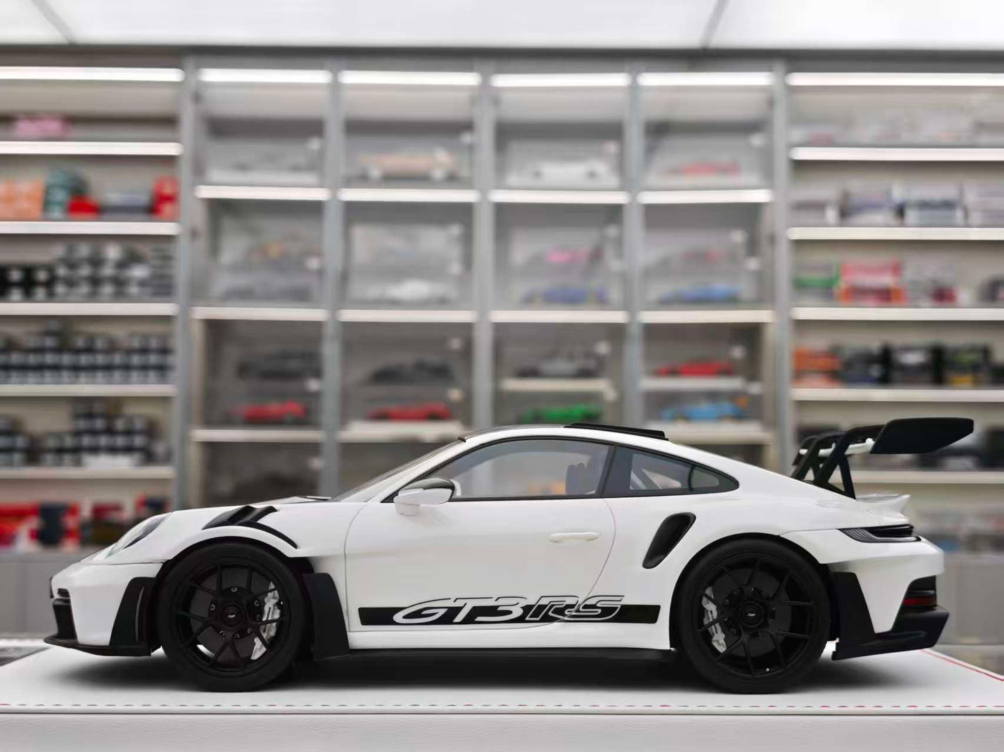 GH MODEL 1/18 Porsche 992 GT3RS Glowing Green GH013
