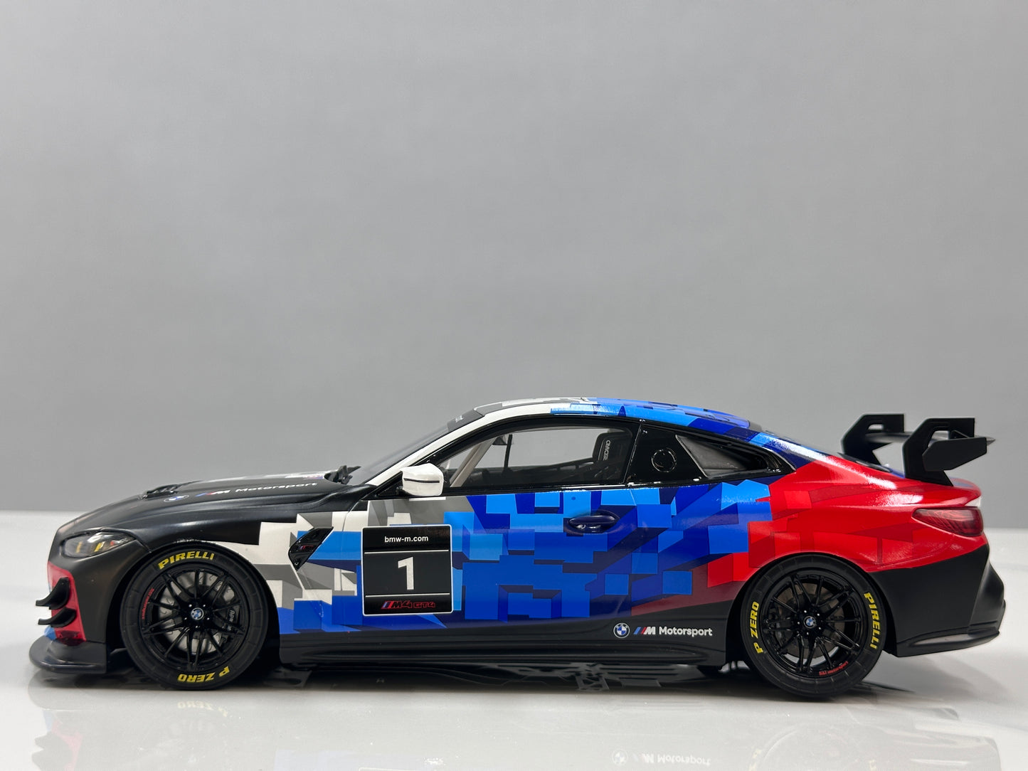 OTTO 1/18 BMW M4 GT4 White/Blue/Black OT1125