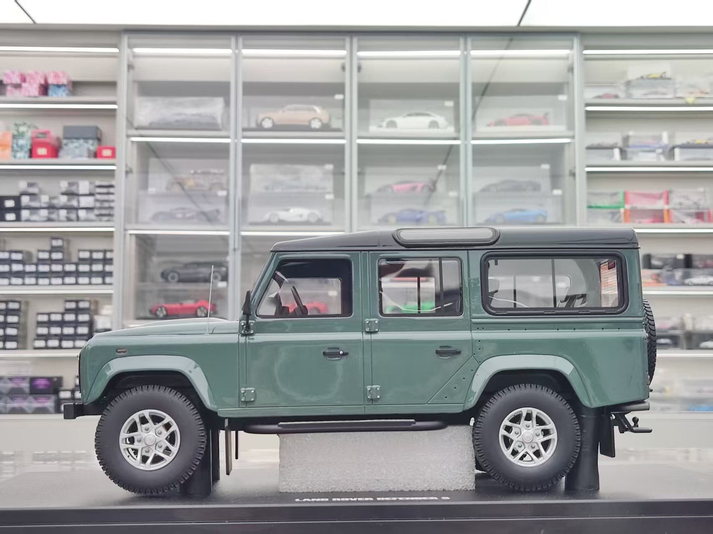 GT Spirit 1/18 Land Rover DEFENDER 3 STATION WAGON Green GT527