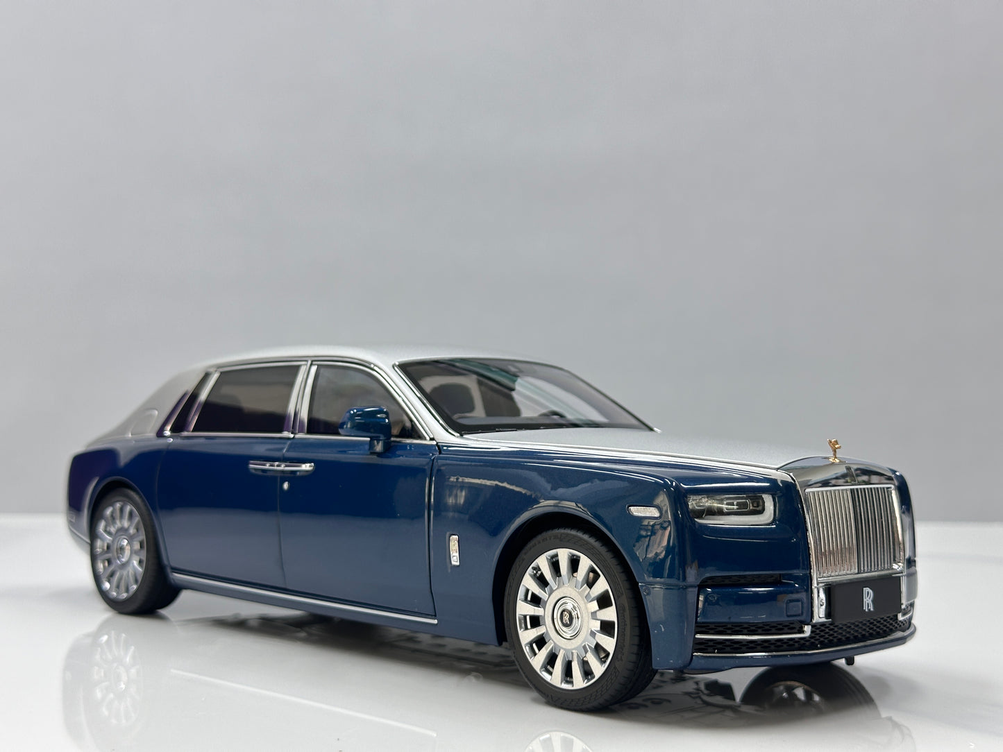 ZP 1/18 Rolls-Royce Phantom VIII – Silver / Pikes Peak Blue (ZP122)