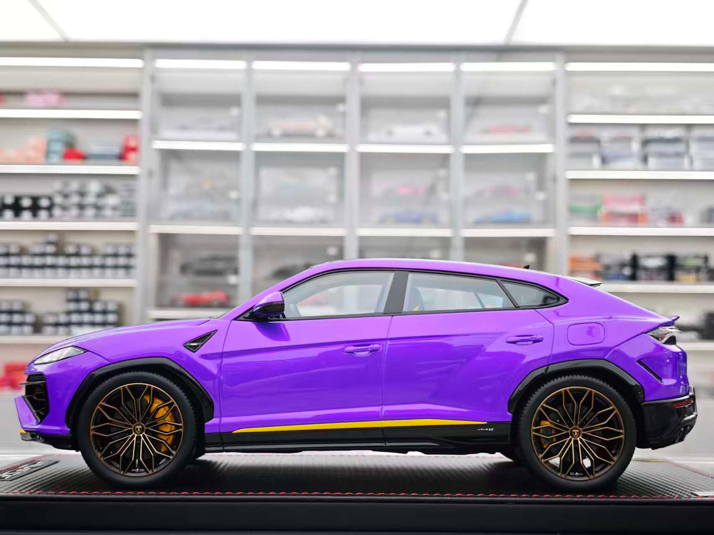 MR 1/18 Lamborghini Urus SE Purple LAMBO061D