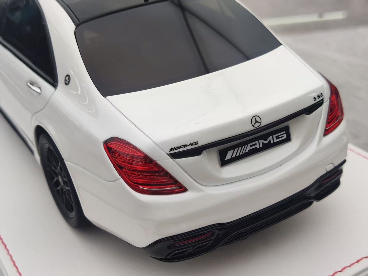 VEHICLE Art 1/18 Mercedes-Benz S63 White Resin Car Model JM-VA001