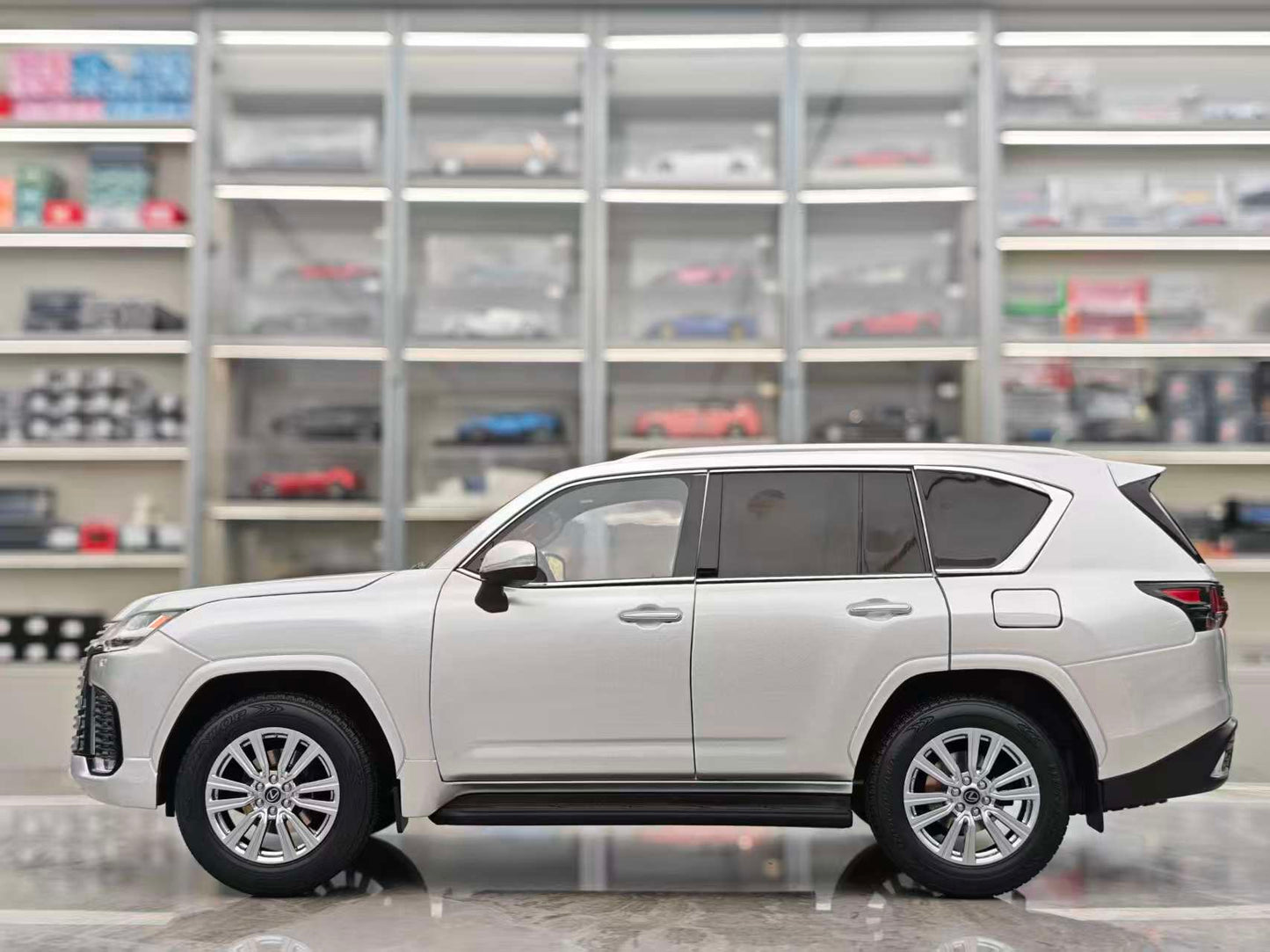 LCD 1/18 Lexus LX600 Silver Alloy Car Model LCD122