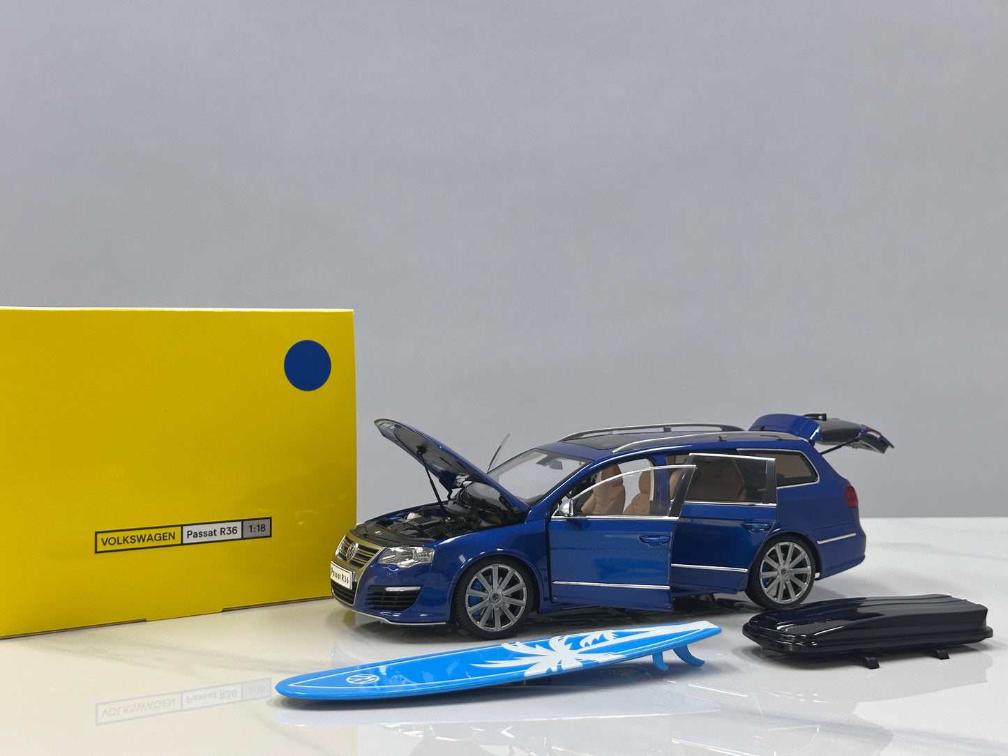 NZG 1/18 Volkswagen Passat R36 wagon Biscay Blue NZG014