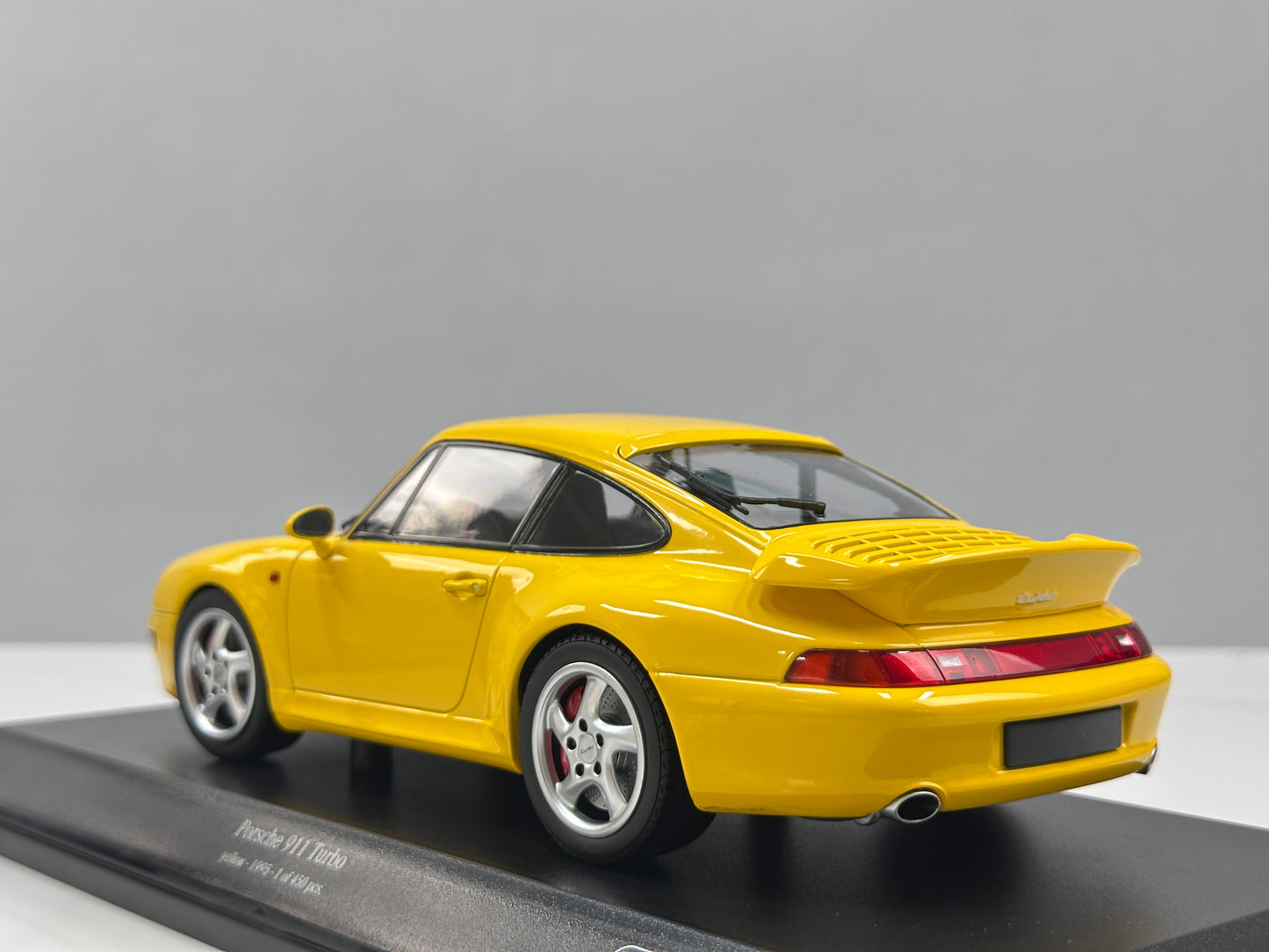 MINICHAMPS 1/18 Porsche 911 (993) Turbo (1995) Yellow 155061172