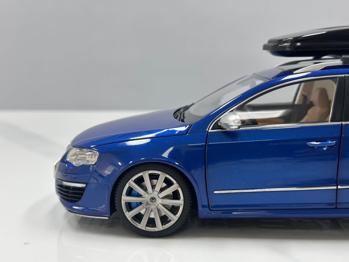 NZG 1/18 Volkswagen Passat R36 wagon Biscay Blue NZG014