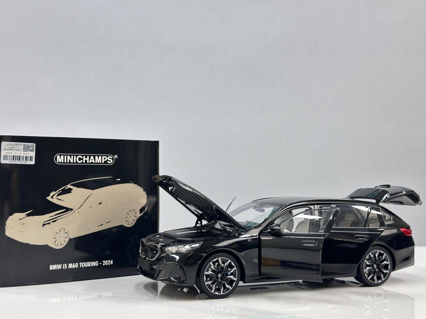 MINICHAMPS 1/18 BMW i5 M60 Touring 2024 Metallic Black 110023602