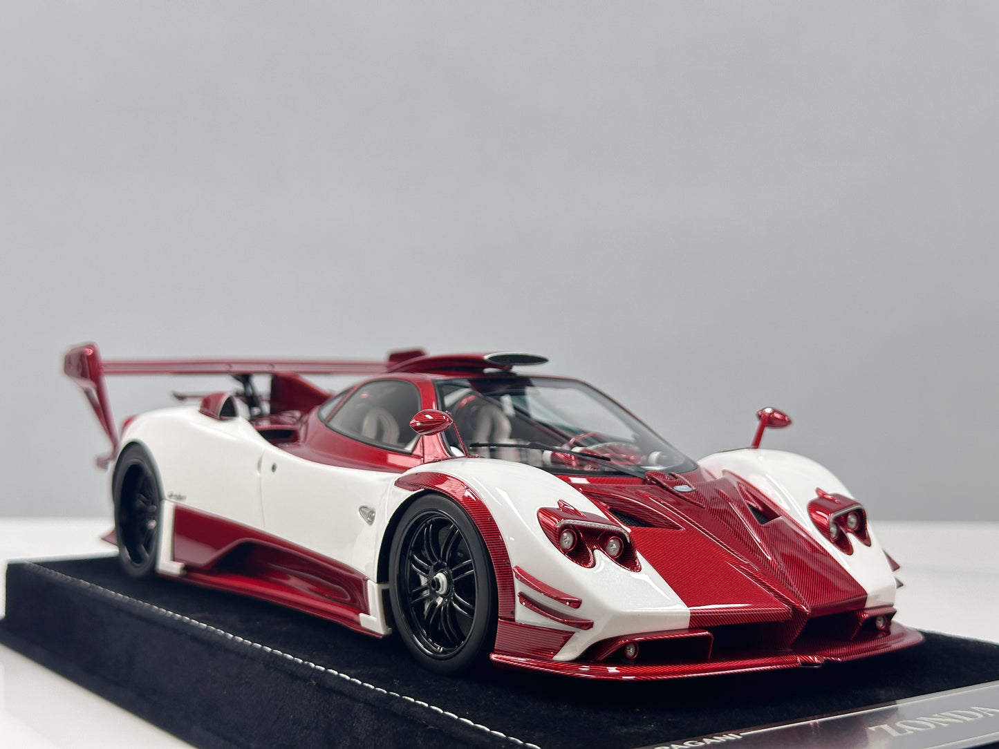 HH Model 1/18 Pagani Zonda (Red & White Carbon Fiber) HH676