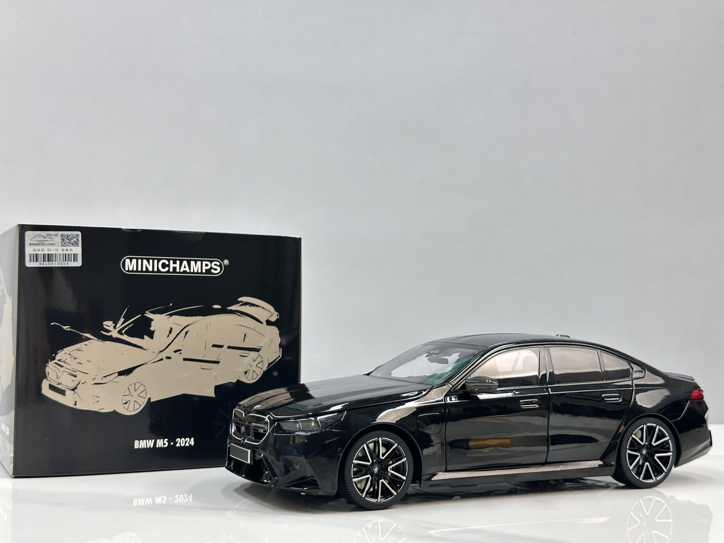 MINICHAMPS 1/18 BMW M5 2024 Metallic Black 110023801