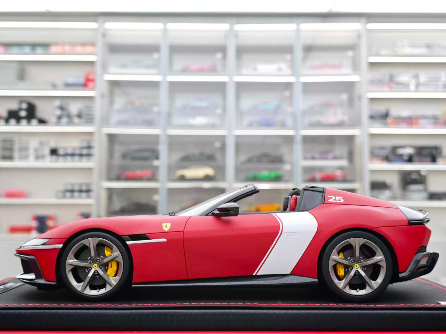 MR 1/18 Ferrari 12 Cilindri Convertible FE044SE5