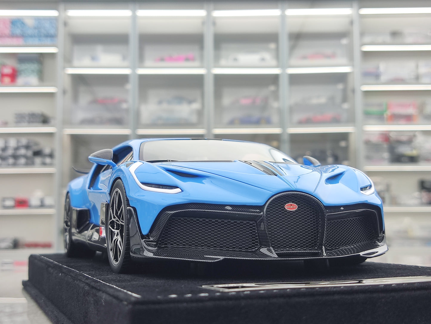 HH Model 1/18 Bugatti Divo Ocean Blue HH507