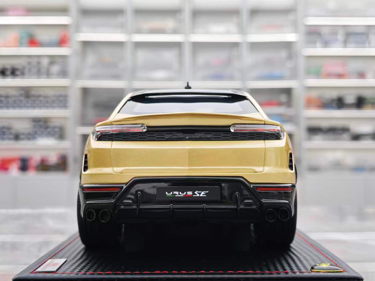 MR 1/18 Lamborghini Urus SE Champagne Gold LAMBO061C