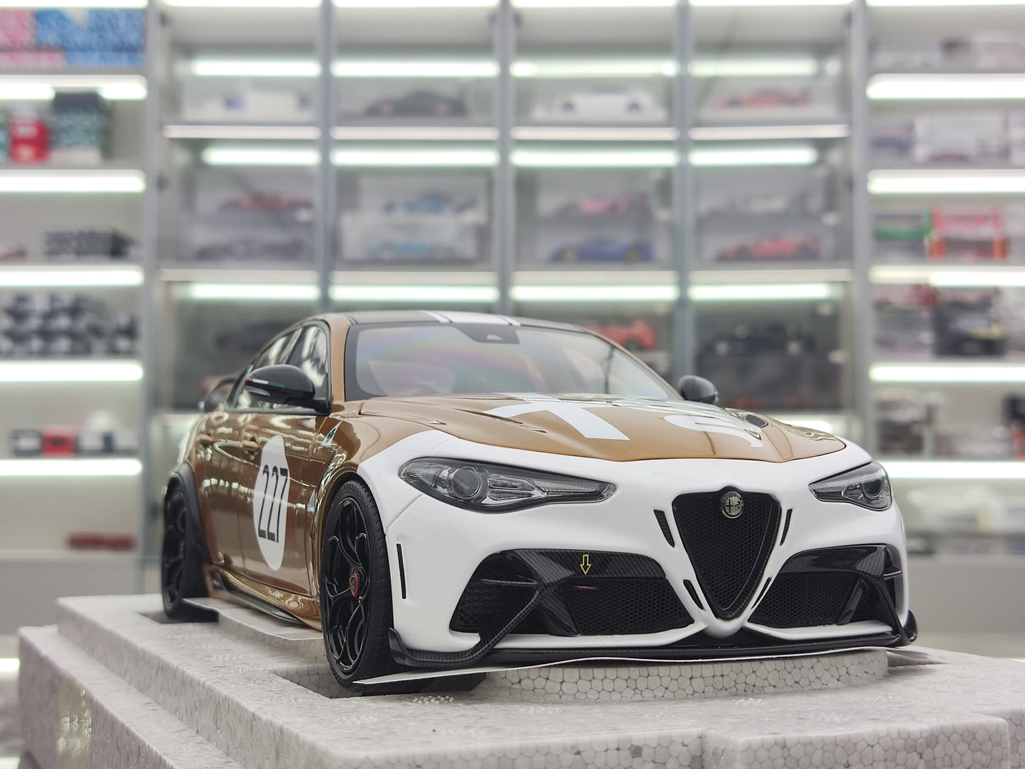 MOTORHELIX 1/18 Alfa Romeo Giulia GTAm Ochre Precious Metal MH325