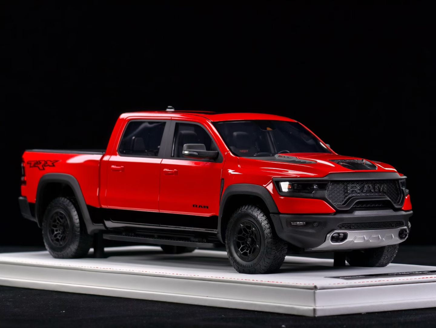 DiAMAanD 1/18 Dodge Ram (Tyrannosaurus Rex)