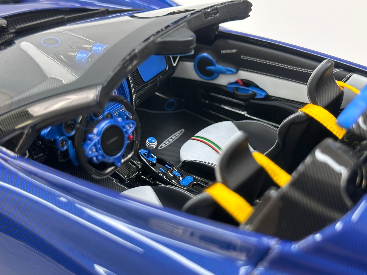HH Model 1/18 Pagani Huayra Air Force Edition HH664
