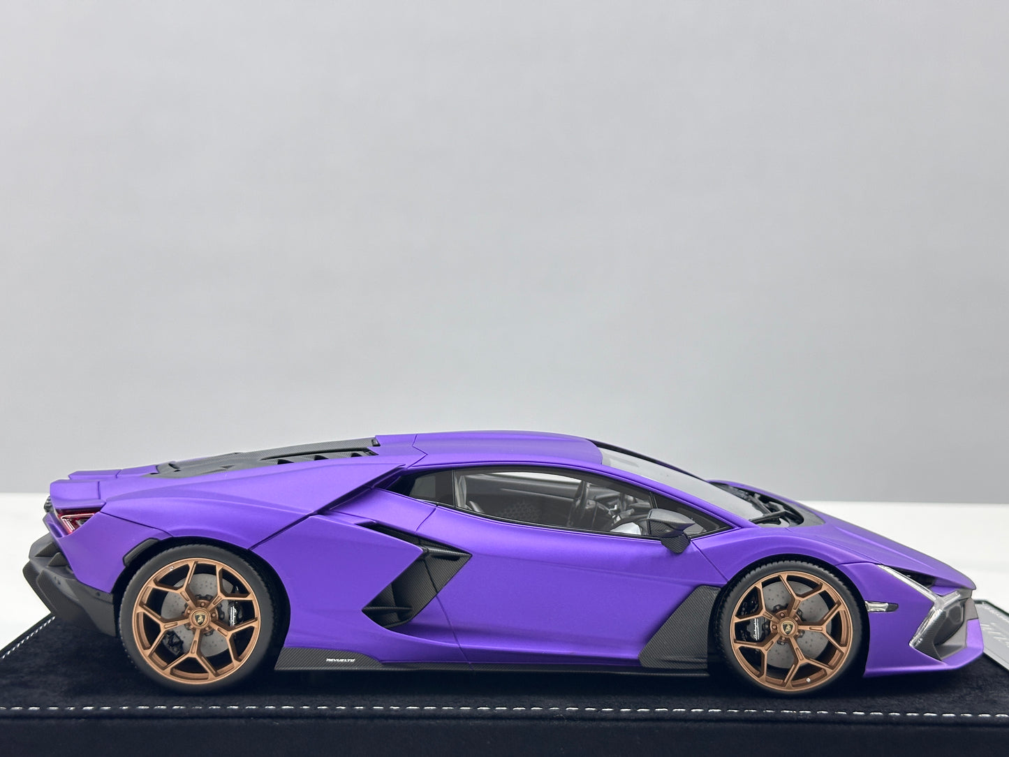 HH Model 1/18 Lamborghini Revuelto Matte Purple HH618