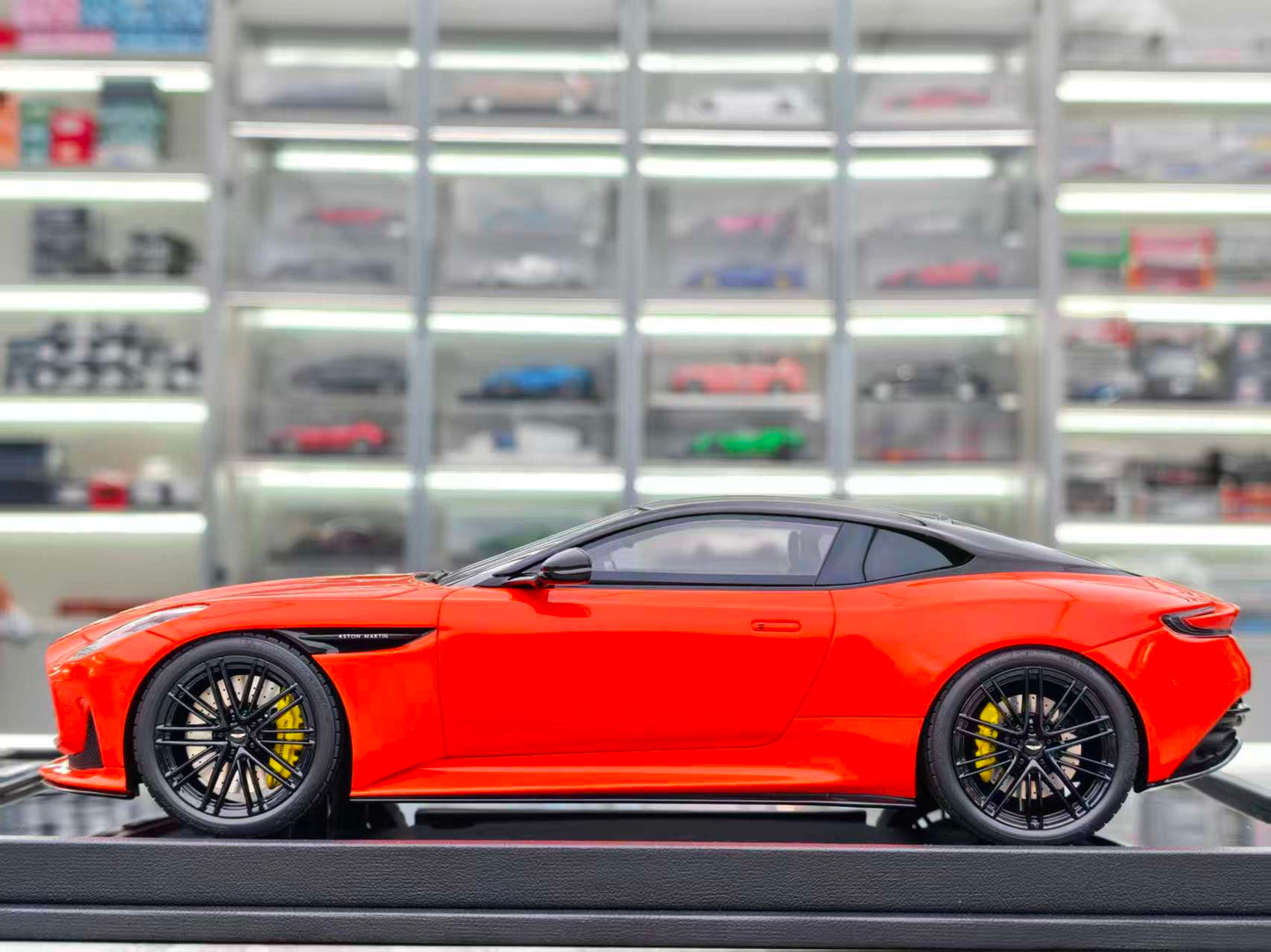 MOTORHELIX 1/18 Aston Martin DB12 COUPE Orange MH331