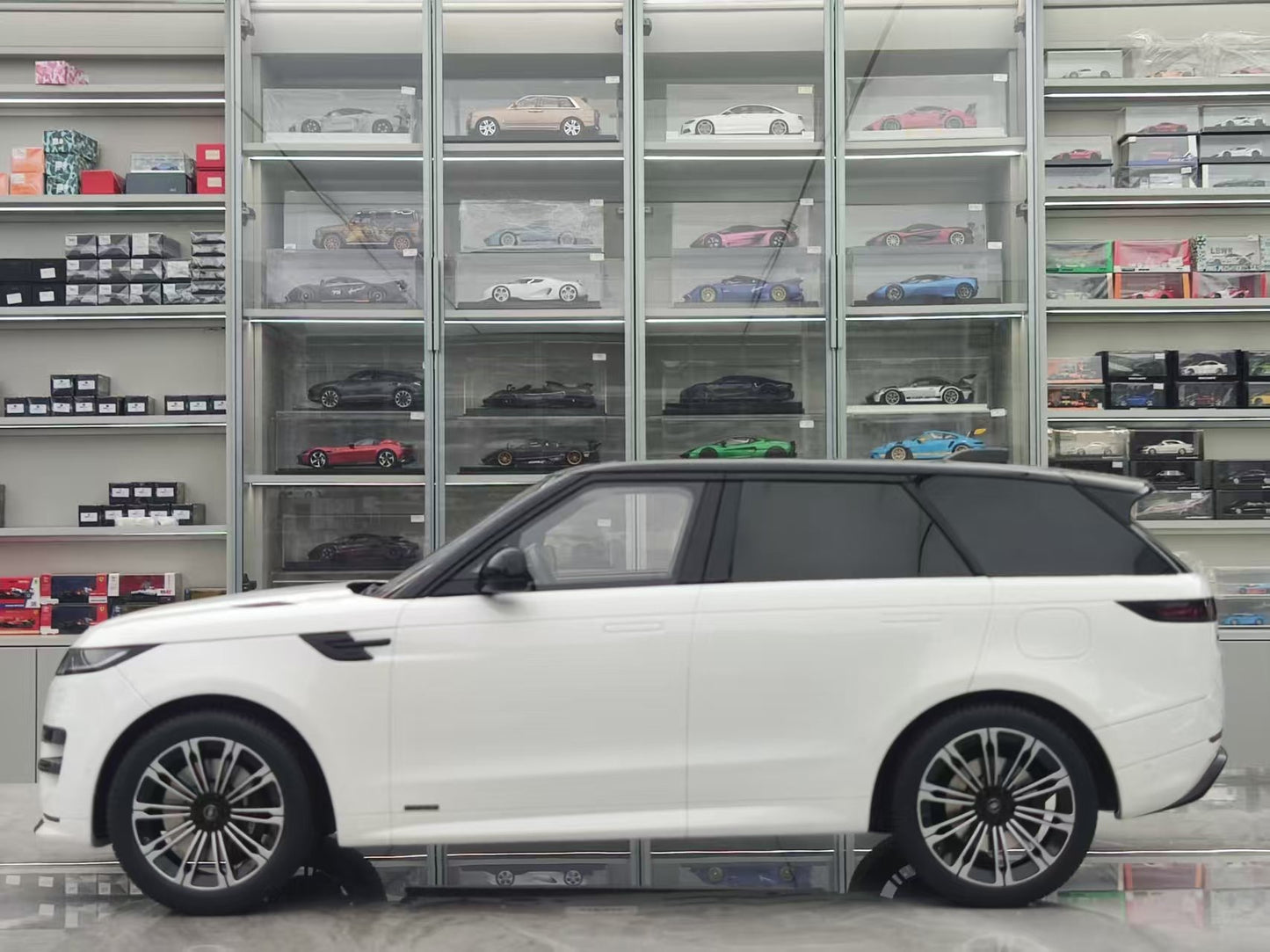 GT Spirit 1/12 Land Rover Sport P510E White GT553