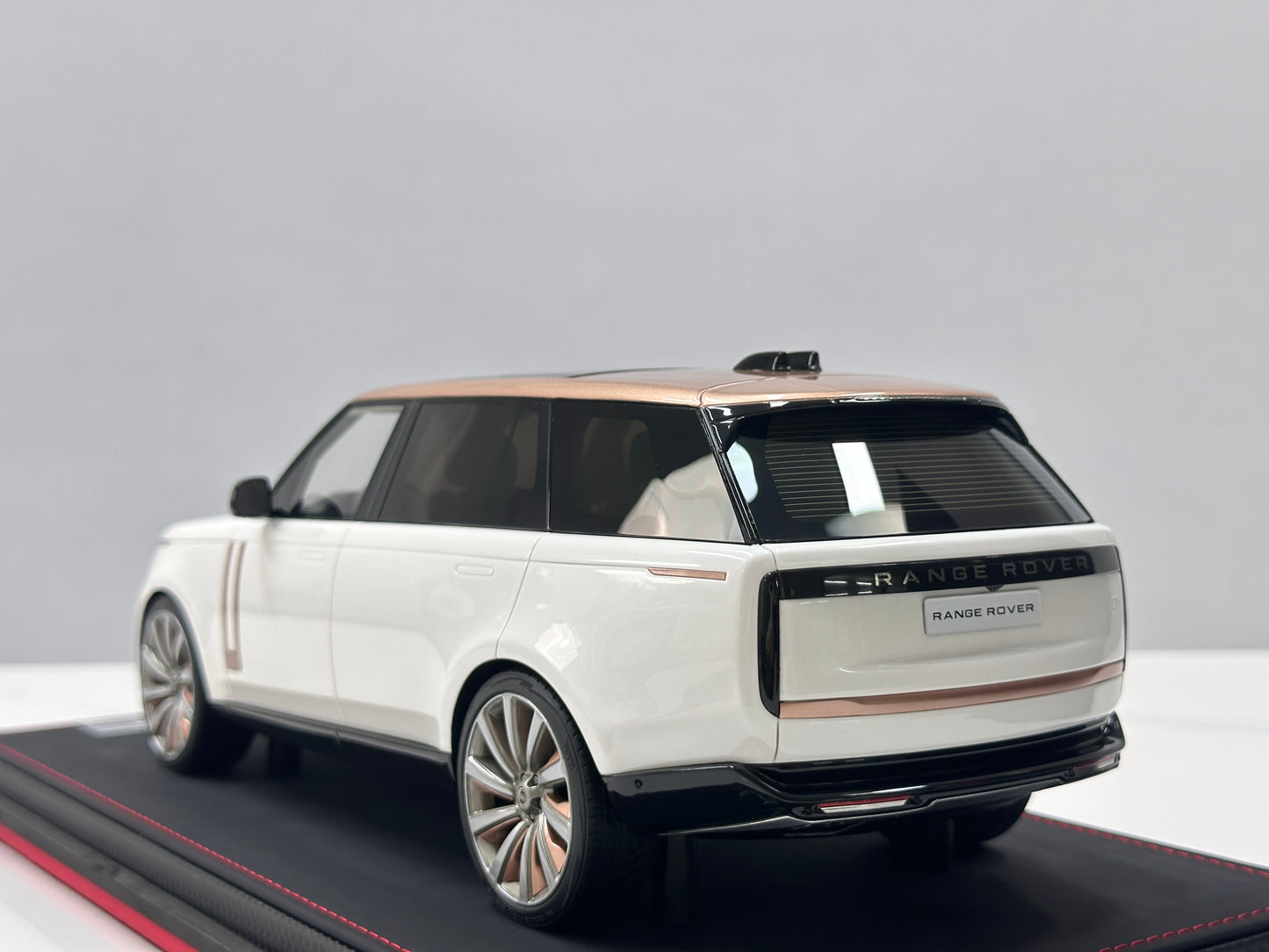 BBA MODEL 1:18 Land Rover Range Rover Autobiography — Pearl White with Platinum Roof (BBA065)