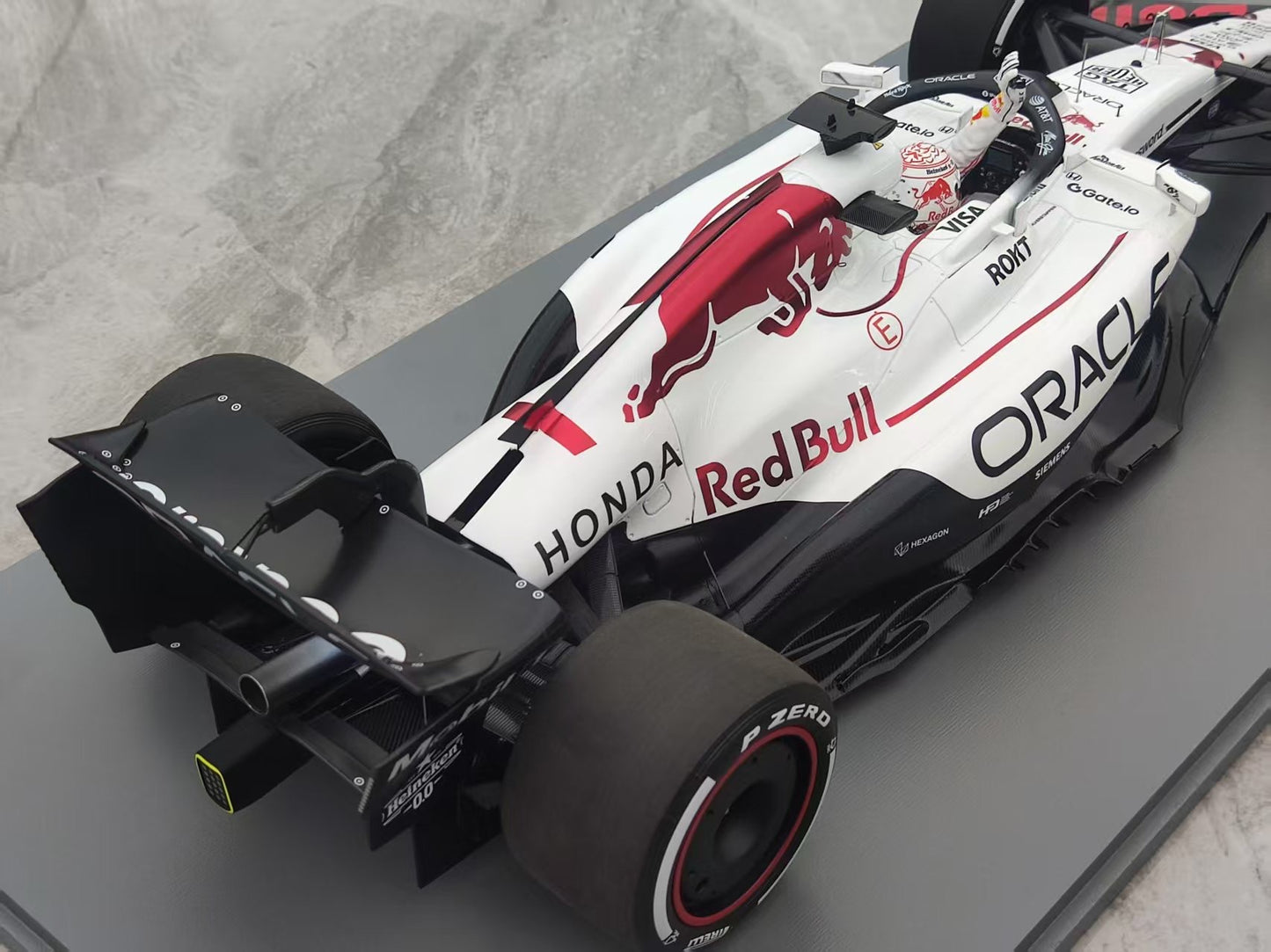 Spark 1/12 Oracle Red Bull F1 RB21 2025 Japan Grand Prix Victory No. 1 Verstappen White