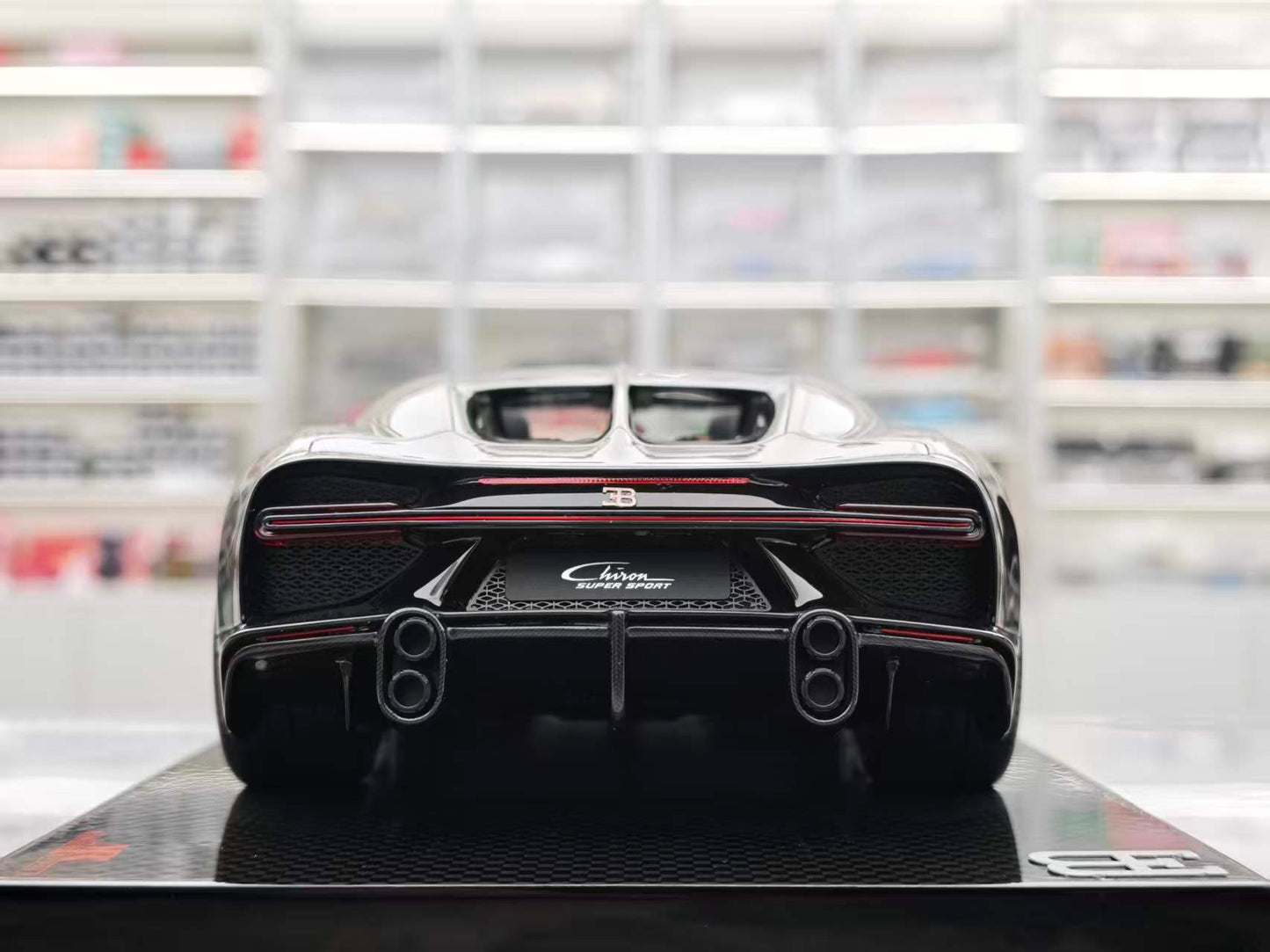 MR 1/18 Bugatti Chiron Super Sport Black Gold BUG012H
