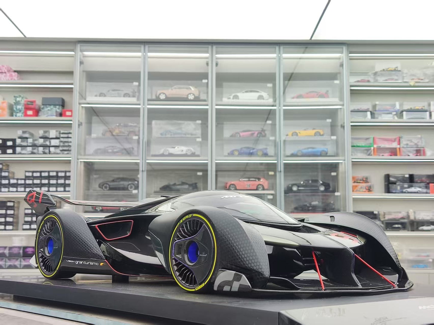 Amalgam 1/8 McLaren Ultimate Vision Gran Turismo - Signature Edition M5955-24