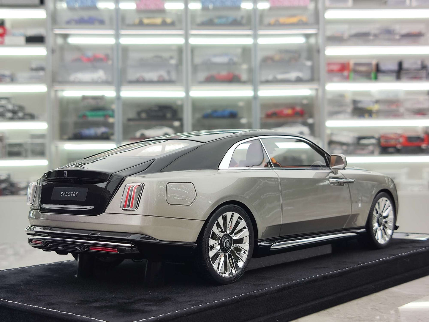 HH Model 1/18 Rolls-Royce Spectre, Platinum Grey/Diamond Black (HH375)