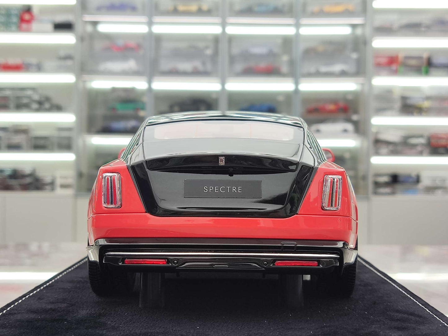 HH Model 1/18 Rolls-Royce Spectre, Shy Pink/Piano Black, HH374
