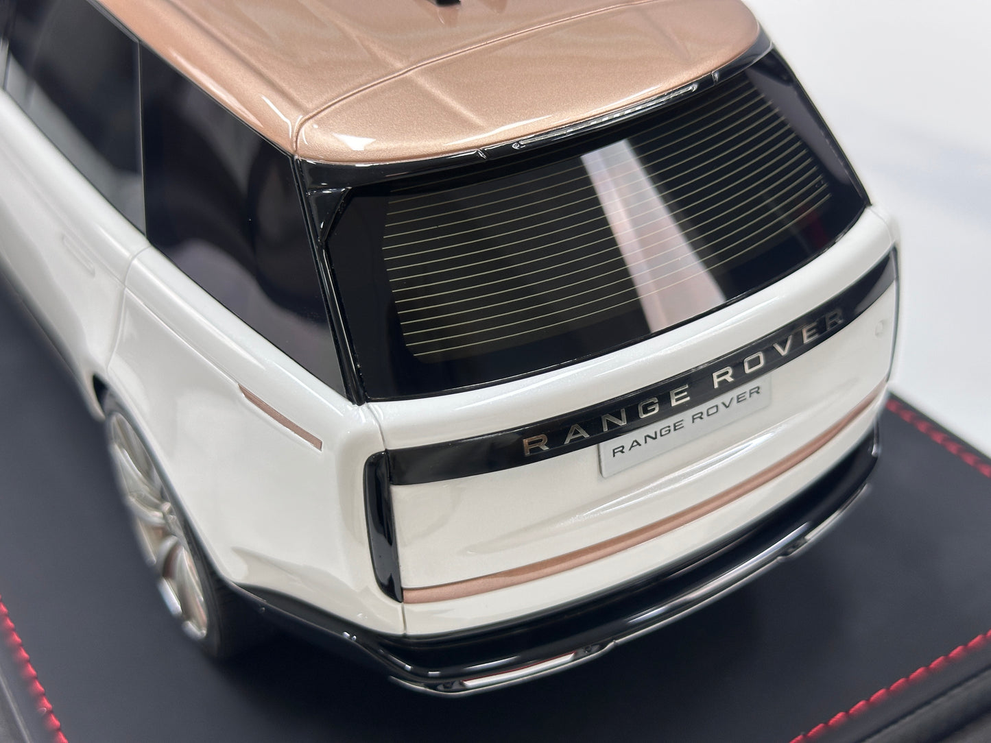 BBA MODEL 1:18 Land Rover Range Rover Autobiography — Pearl White with Platinum Roof (BBA065)