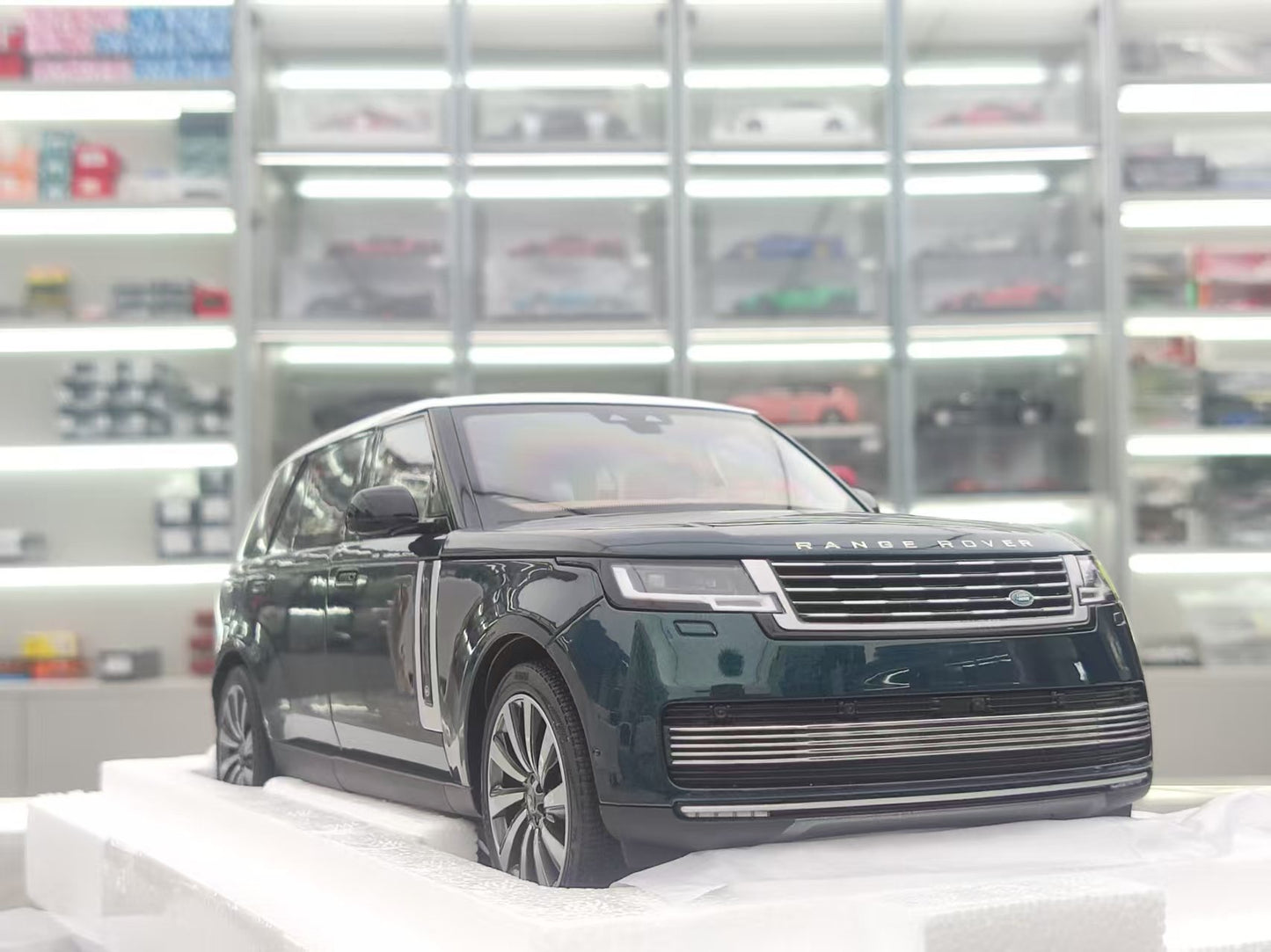 LCD 1/18 Land Rover Range Rover SV Grand Genesis Long Wheelbase Green White Top Alloy Model LCD119