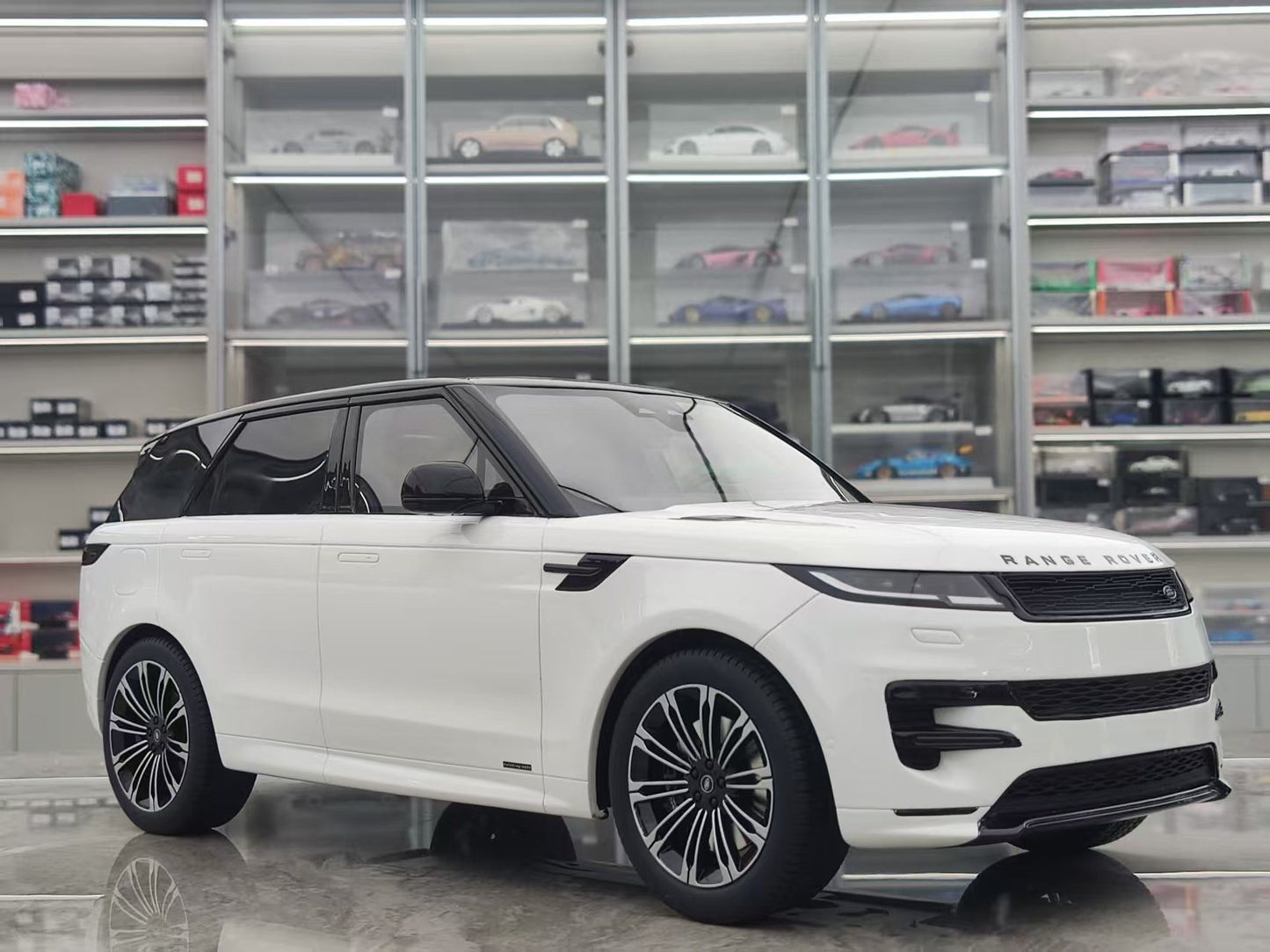 GT Spirit 1/12 Land Rover Sport P510E White GT553