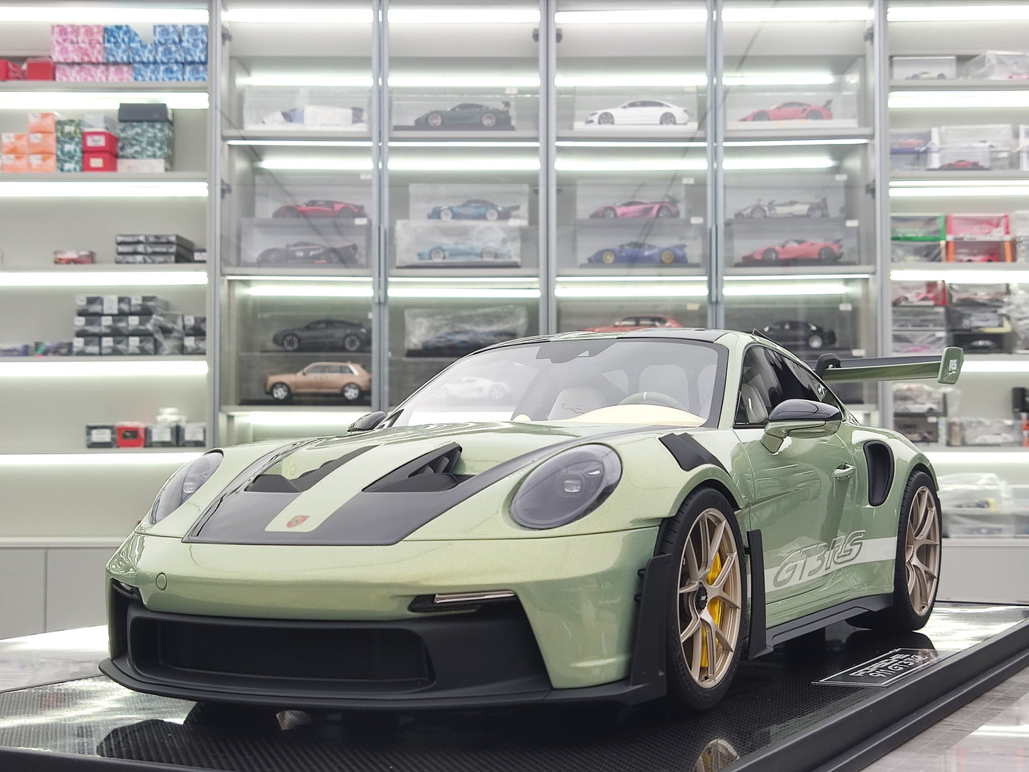 Dino Model 1/8 Porsche 992 GT3RS PR555P